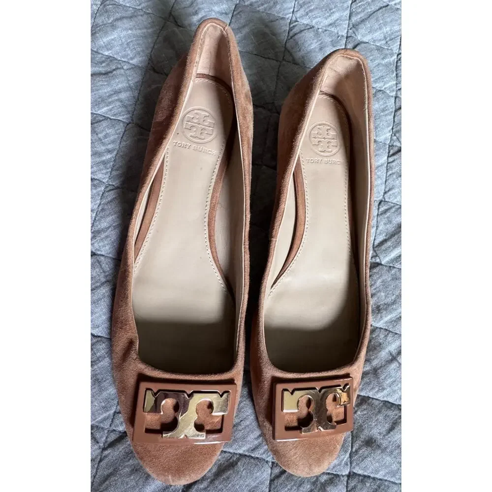 Tory Burch Gigi Tan Suede Leather Prominent Gold Logo Low Pump Shoes 7.5